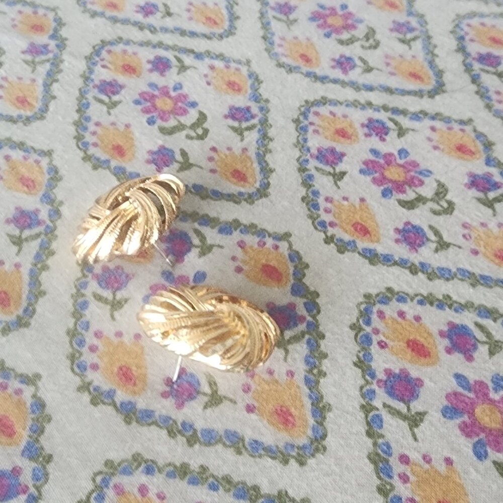 Gold tone vintage earrings - Picture 4 of 4